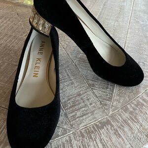 Anne Klein black velvet shoes with crystal and gold heal